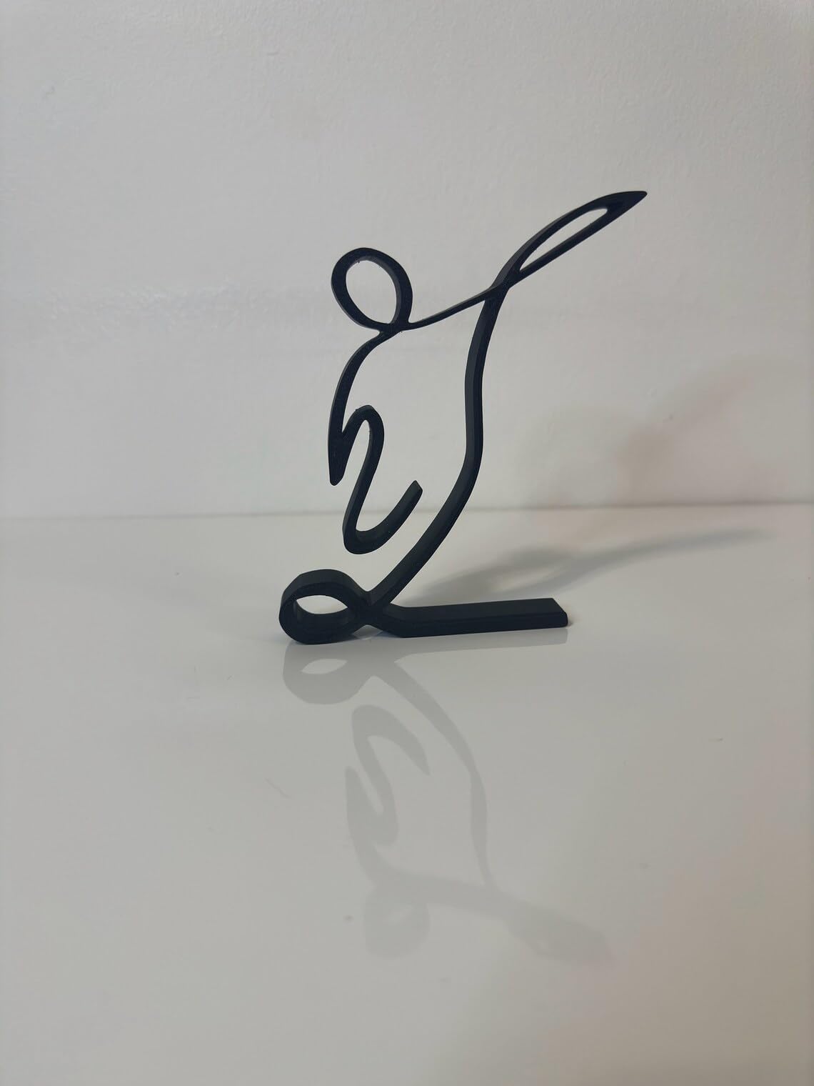 India Statue Minimalist Football Single-Line Sculpture, Modern Minimalist Art Decor for Home Office, Unique Self-Sitting Shelf Ornament, Stylish Gift for Men and Sports Fans - Image 5