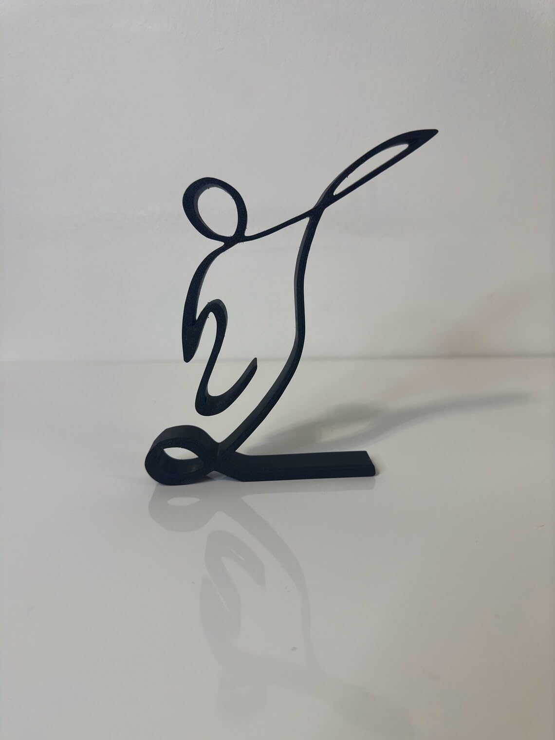 India Statue Minimalist Football Single-Line Sculpture, Modern Minimalist Art Decor for Home Office, Unique Self-Sitting Shelf Ornament, Stylish Gift for Men and Sports Fans - Image 7