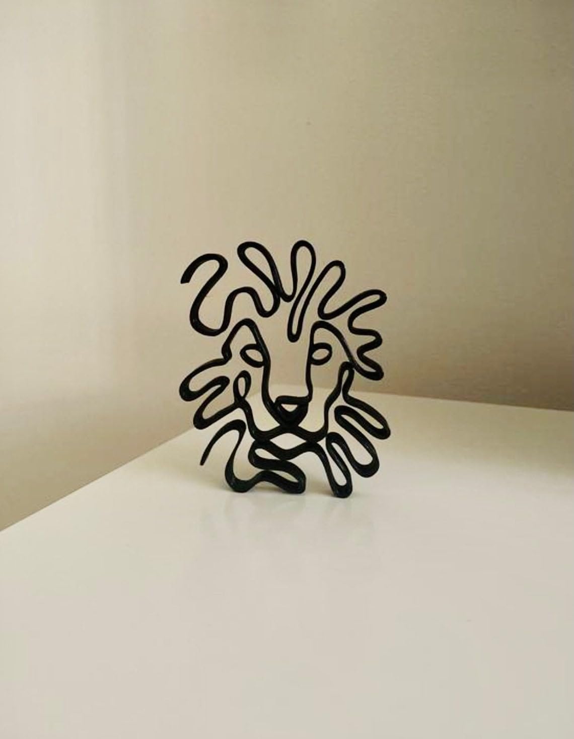 Minimalist Lion Statue: Tabletop Gift Inspired by the Majesty of African Wildlife