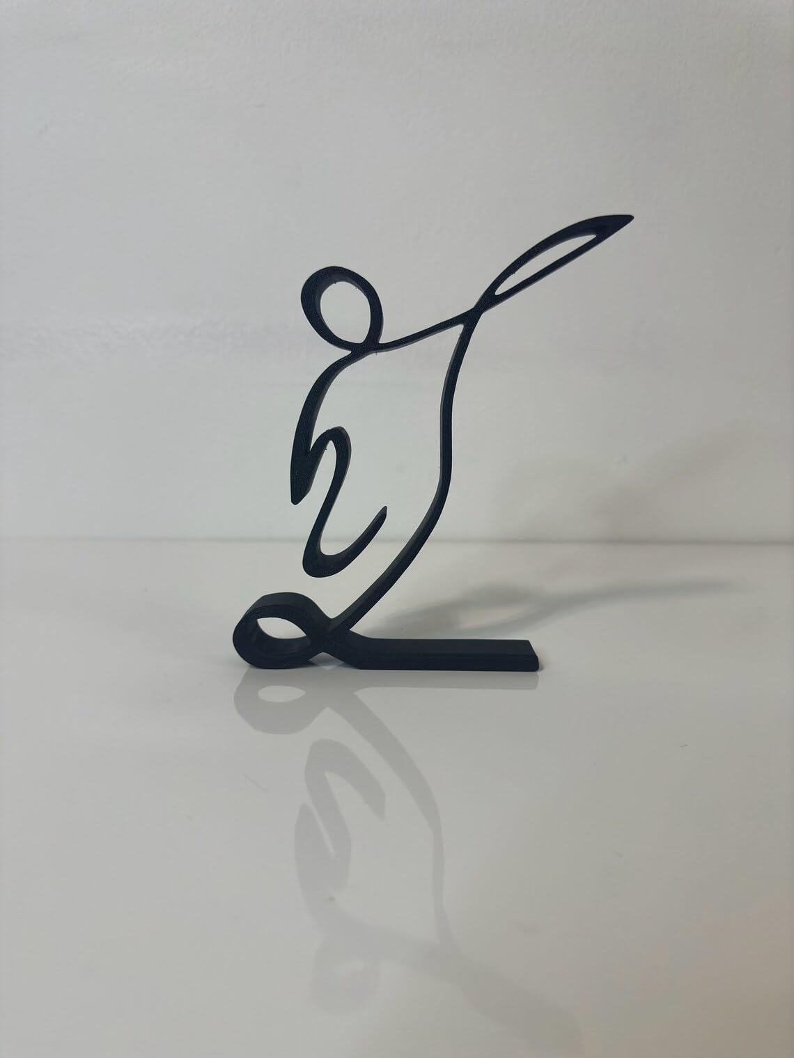 India Statue Minimalist Football Single-Line Sculpture, Modern Minimalist Art Decor for Home Office, Unique Self-Sitting Shelf Ornament, Stylish Gift for Men and Sports Fans