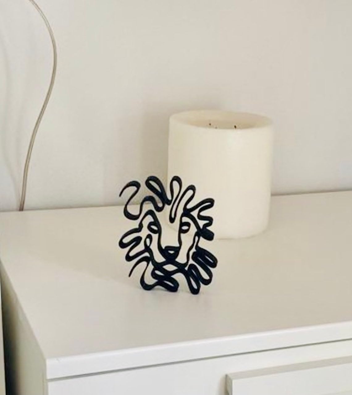 Minimalist Lion Statue: Tabletop Gift Inspired by the Majesty of African Wildlife - Image 4