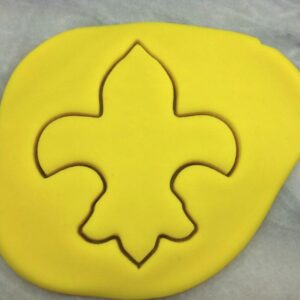 Black Fleur de Lis Cookie Cutter Plastic Outline with Sharp Edges Durable Baking Tool for French Symbol-Themed Cookies Fondant Cake Decorating Pastry Biscuit Crafts India