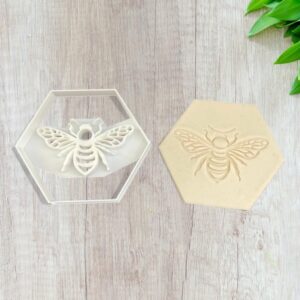 Bee Cookie Cutter for Shortbread Biscuits Pastry Fondant Sugar Paste Clay Dough Cake Decoration Honey Bee Shape Baking Mold for Kitchen Crafts Nature Theme Party Favors Homemade