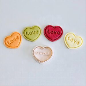 Black Love Cookie Cutter Stamp Plastic Heart Shape with Love Text Baking Tool for Valentine Day Cookies Biscuits Fondant Party Treats Home Baking Romantic Desserts