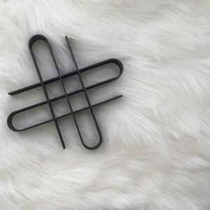 Abstract Knot Pattern India Cookie Line Art Sculpture for Home Office Table Display Minimalist Geometric Decor Modern Living Room Shelf Accent for Artistic and Contemporary Spaces