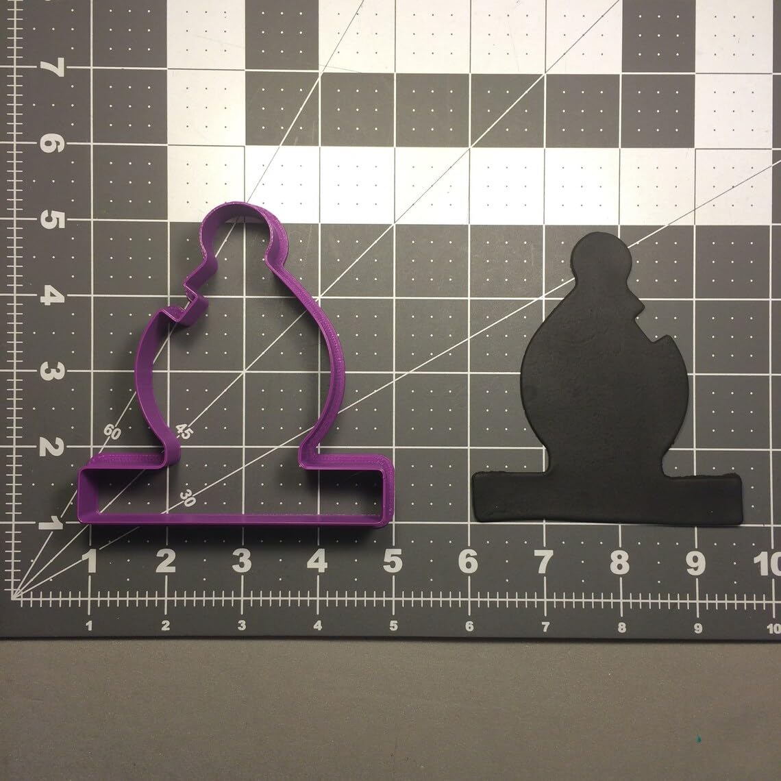 Black Bishop Cookie Cutter for Biscuits Fondant Sandwiches Cake Decoration Chess Theme Baking Tool Cookie Shape Cutter for Game Night Parties Edible Chess Piece Design for Kitchen Use