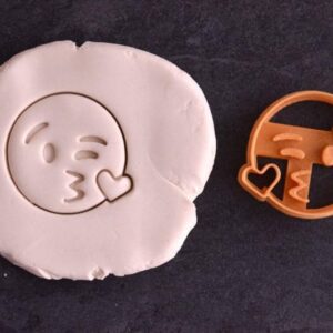 Kissing Emoji Cookie Cutter � Blowing Heart Love Cookie Mold for Valentine�s Day, Wedding, Anniversary, Fondant, Biscuit, Cake Decoration, DIY Baking Tool for Romantic & Fun Treats