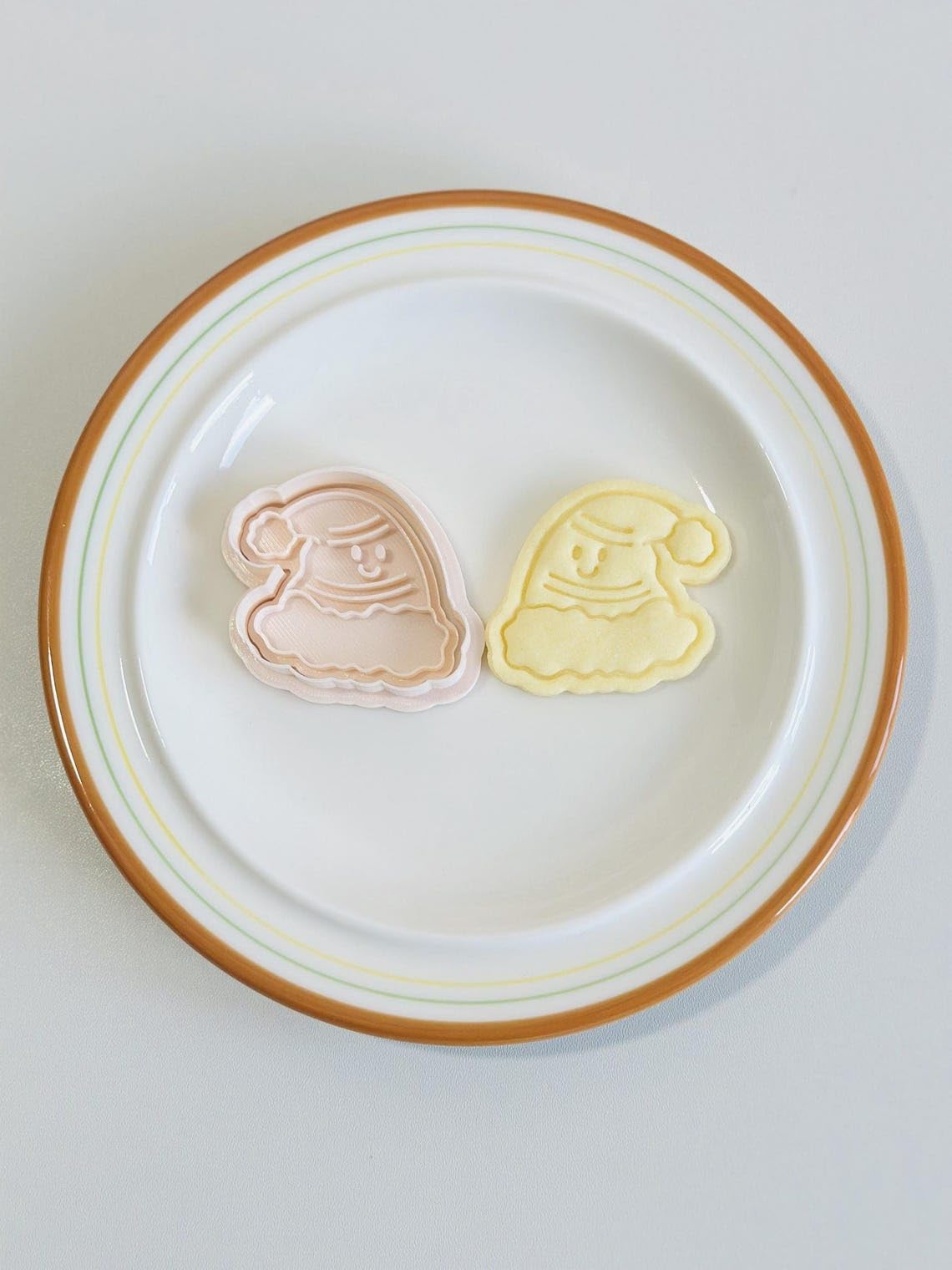 Black Santa Hat Cookie Cutter Stamp Plastic Cute Christmas Hat Shape Baking Tool for Holiday Cookies Biscuits Fondant Party Treats Home Baking Festive Desserts - Image 6