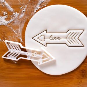 Love Arrow Cookie Cutter Cookie Romantic Baking Mold Valentines Day Wedding Favor Kitchen Tool for Bakers Couples Anniversary Parties Heart Theme Baking Decorations Unique Gift Idea