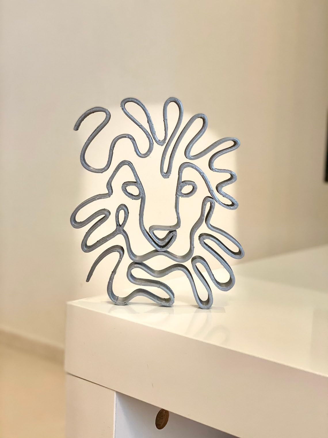 Minimalist Lion Statue: Tabletop Gift Inspired by the Majesty of African Wildlife - Image 3
