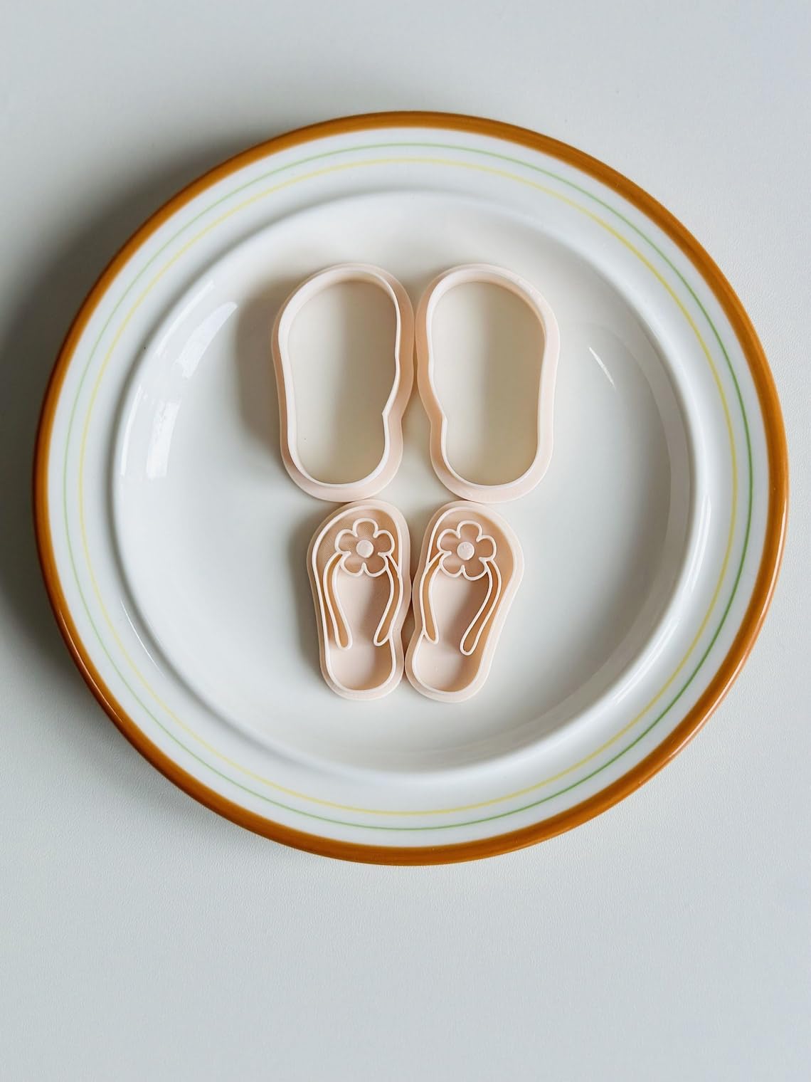 Black Daisy Flip Flops Cookie Cutter Summer Sandals Cookie Cutter Stamp Set Boho Beach Flip Flop with Flower Shape Baking Tool for Cookies Fondant Cake Decorating Party Treats - Image 5