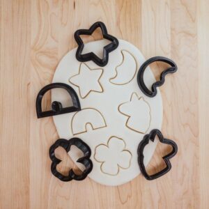 St. PatrickCelebrate St. Patrick Day in Style: This St. Patrick Day Lucky Charms Mini Cookie Cutter Set includes 5 unique shapes: shamrock, pot of gold, leprechaun hat, horseshoe,
