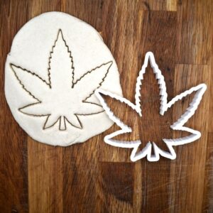 Black Cannabis Weed Leaf Cookie Cutter India cookie Marijuana Leaf Shape Baking Tool for Cookies Fondant and Clay Christmas Gift Cake Decorating Jewelry Craft Cutter
