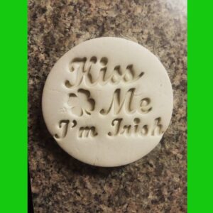 Black Kiss Me I Am Irish Shamrock Cookie Cutter Cookie St Patricks Day Treat Mold for Lucky Baking Irish Holiday Snacks Clover Party Desserts Festive Crafts and Themed Gift Decorations