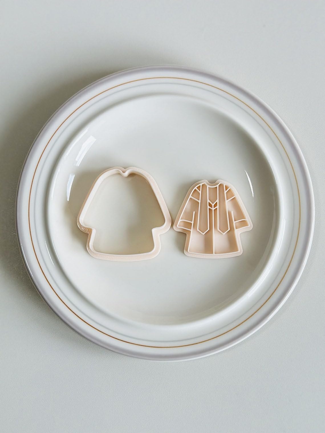 Black Graduation Gown Cookie Cutter Grad Robe Cookie Cutter Stamp Set COOKIE School Theme Baking Tool Fondant Mold for Cookies Cake Decorating Graduation Party Home Use India - Image 5