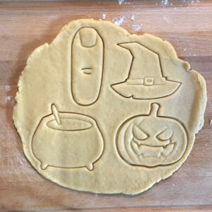 Black Halloween Cookie Cutter Set Witch Hat Cauldron Pumpkin Shapes for Baking Polymer Clay Earrings Jewelry Making Fondant Crafts Witch Decor Party Favor Kitchen Tool