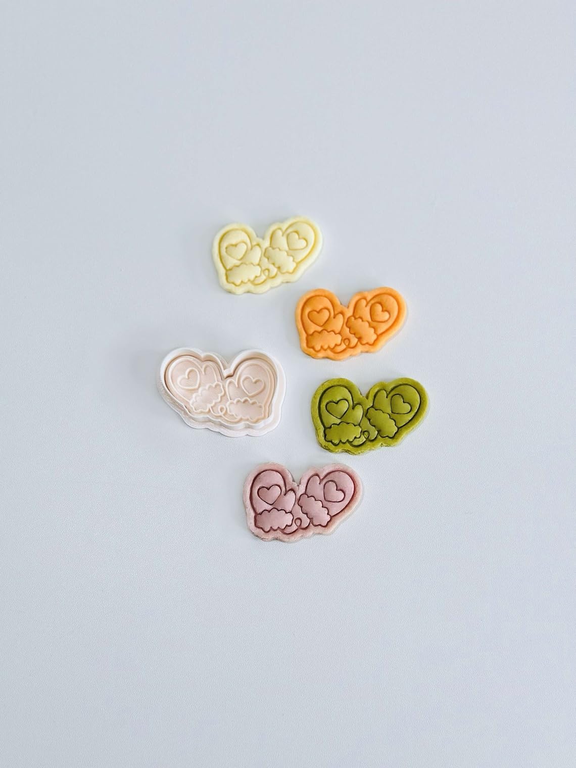 Black Mitten Cookie Cutter Winter Love Heart Gloves Cookie Cutter Stamp Set Black Christmas Mittens Fondant Molds for Holiday Baking Cookies Pastry Dough Candy Kitchen Cookie Cutters Se