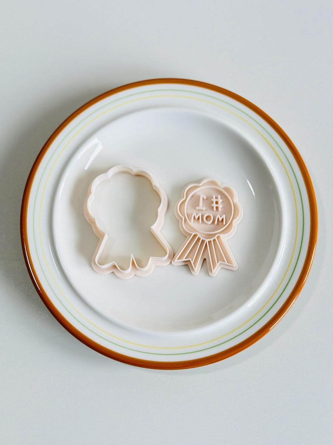 Black Award Ribbon Cookie Cutter No1 Mom Shape Biscuit Cutter Stamp Set Floral Medal Design for Mothers Day Baking Cookies Fondant Clay Craft Tool Homemade Gifts - Image 5