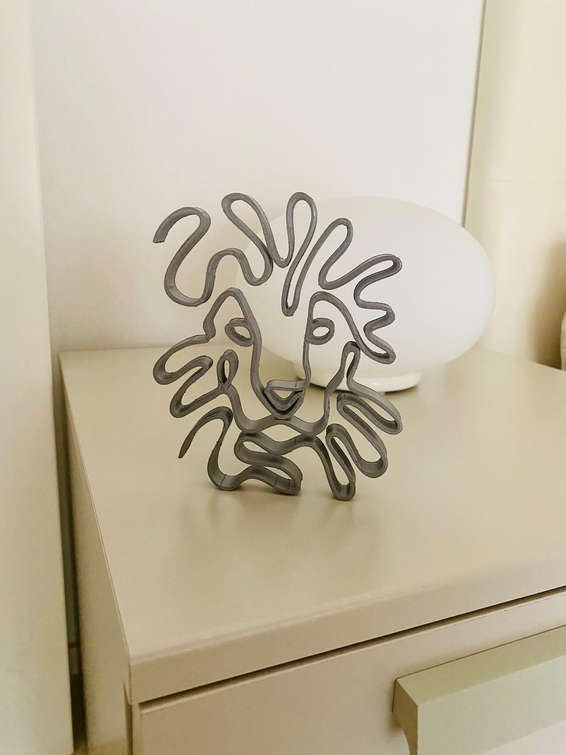 Minimalist Lion Statue: Tabletop Gift Inspired by the Majesty of African Wildlife - Image 5