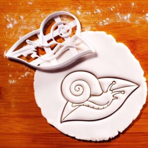 Realistic Snail Cookie Cutter Nature-Inspired Snail on Leaf Biscuit Mold Garden Wildlife Lover Gifts Fall Themed Baking Autumn Party Supplies Nature Craft Tool Animal Shaped Cookies