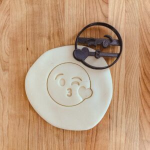 Kissy Face Emoji Cookie Cookie Cutter for Cute and Fun Cookie Decorations – Ideal for Valentines Day, Love-Themed Parties, DIY Baking, and Craft Projects in India