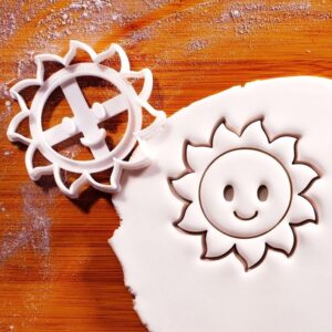 Happy Sun Cookie Cutter for Summer Baking Sunshine Shaped Biscuit Mold Beach Party Treats Kids Birthday Fondant Cutter Weather Theme Smiley Sun Design Dessert Decorating Tool