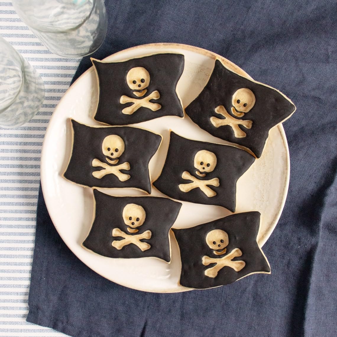 Pirate Flag cookie cutter kids birthday party biscuit fondant crafting tool nautical theme Halloween buccaneer skull crossbones pirate ship treasure map ocean treat vintage (ONLY PIRATE FLAG) - Image 2