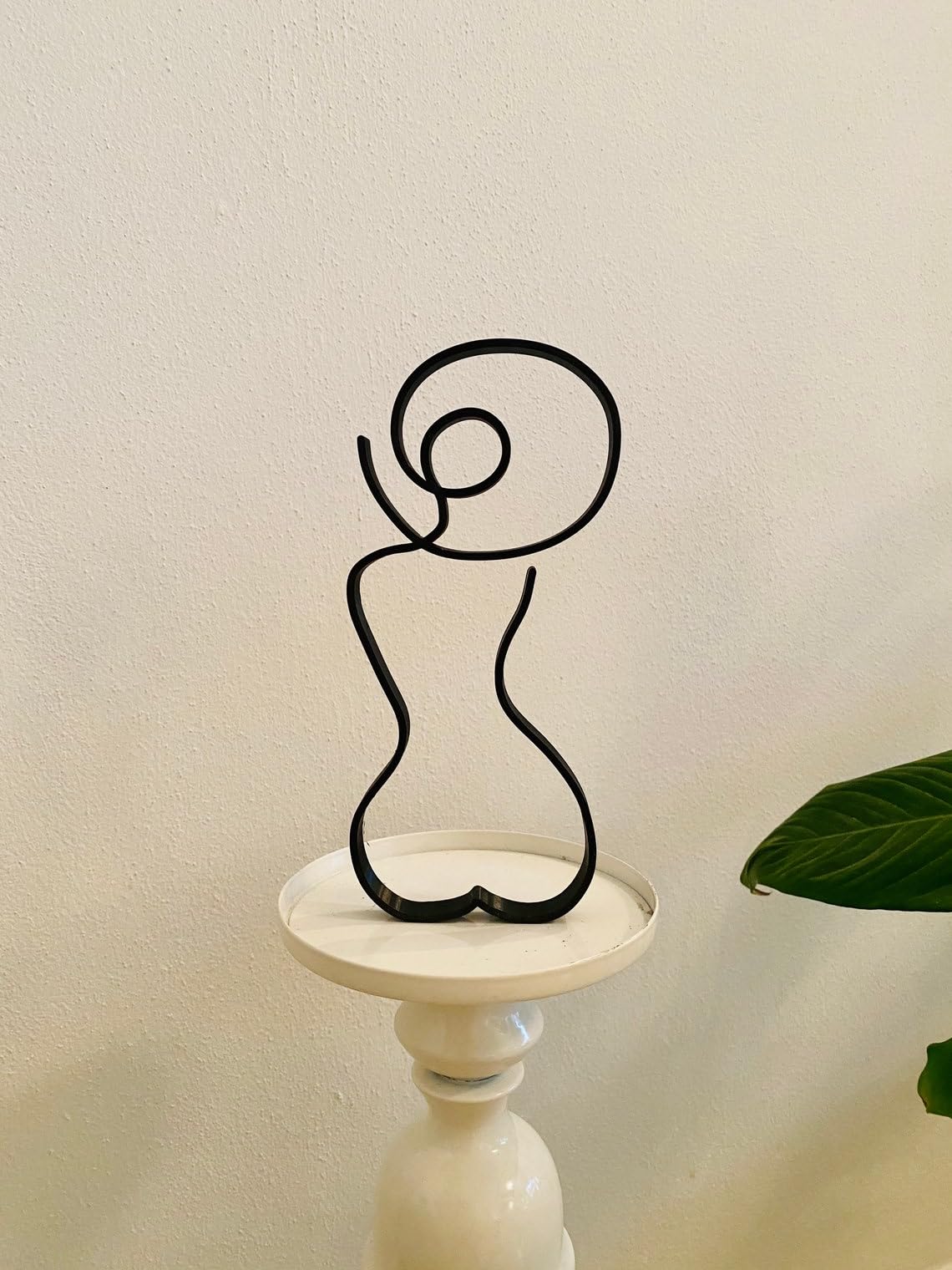 Graceful Girl Silhouette: Minimalist Statue Sculpture for Tabletops, Shelves, and Home Decor, Thoughtful Housewarming Gift