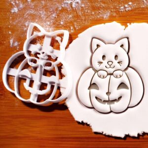 Cat in a Pumpkin Cookie Cutter � Adorable Halloween Kitty in Jack-o�-Lantern Shape for Spooky Fall Treats, Witch-Themed Baking, and Festive Biscuit Designs