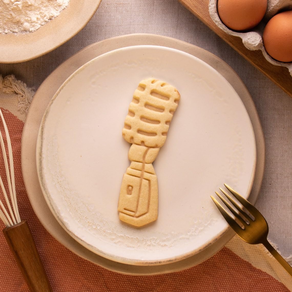 Retro Style Microphone for music enthusiasts, performers, and event planners, this cutter adds an authentic and stylish touch to dessert tables and party favors that celebrate - Image 2