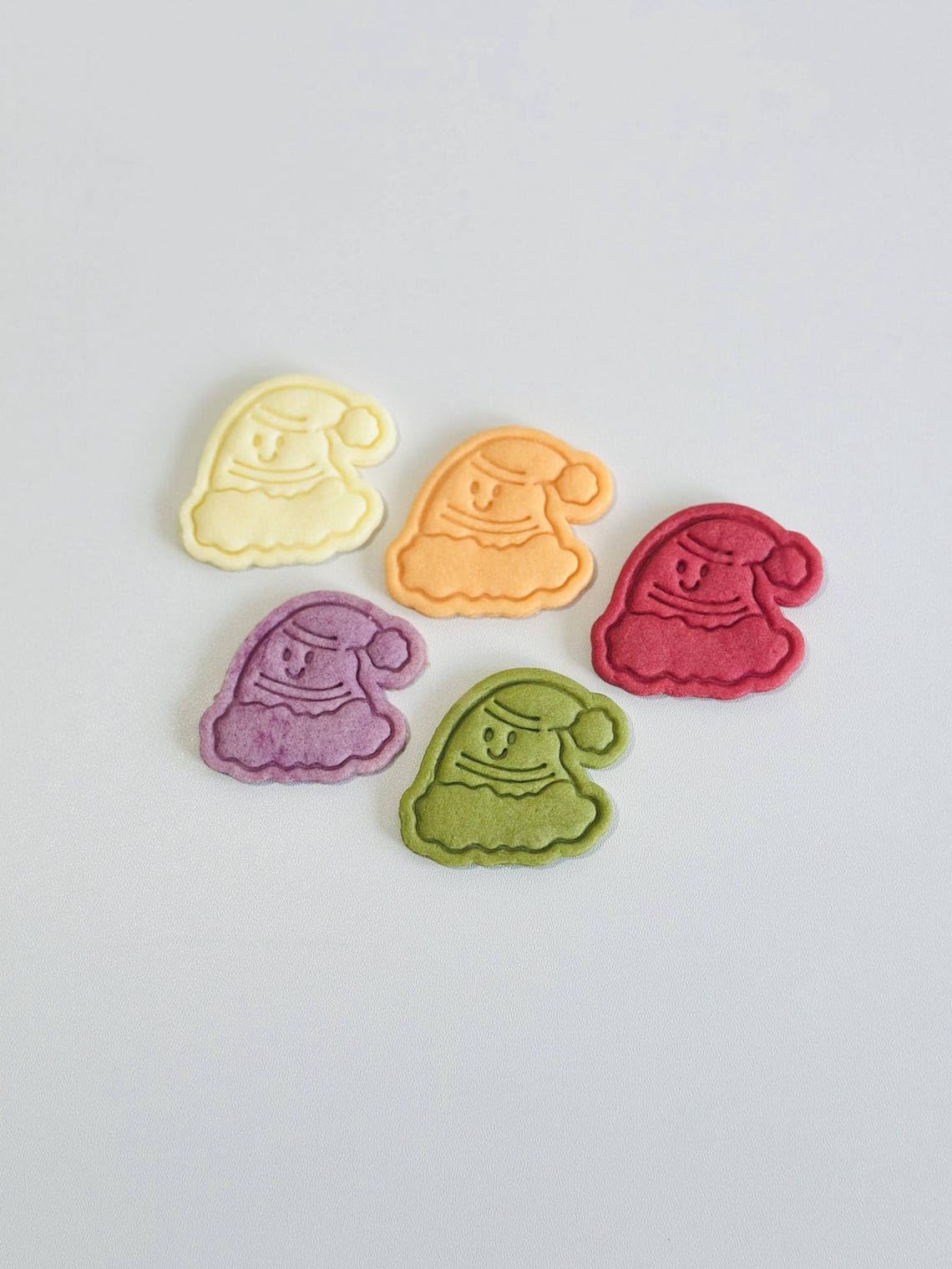 Black Santa Hat Cookie Cutter Stamp Plastic Cute Christmas Hat Shape Baking Tool for Holiday Cookies Biscuits Fondant Party Treats Home Baking Festive Desserts - Image 2