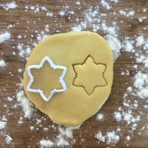 Black Snowflake Cookie Cutter Christmas Winter Mini Biscuit Cutter for Baking Fondant Dough Polymer Clay Jewelry Making Earring Cutter Holiday Party Favor Craft Tool
