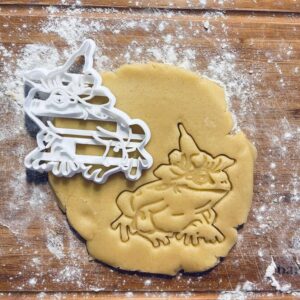 Black Frog in Floral Hat Cookie Cutter Realistic Cookie Cutter Baby Shower Favor Fondant Clay Cutter Gift for Mom First Birthday Idea Biscuit Baking Tool for Creative Treats