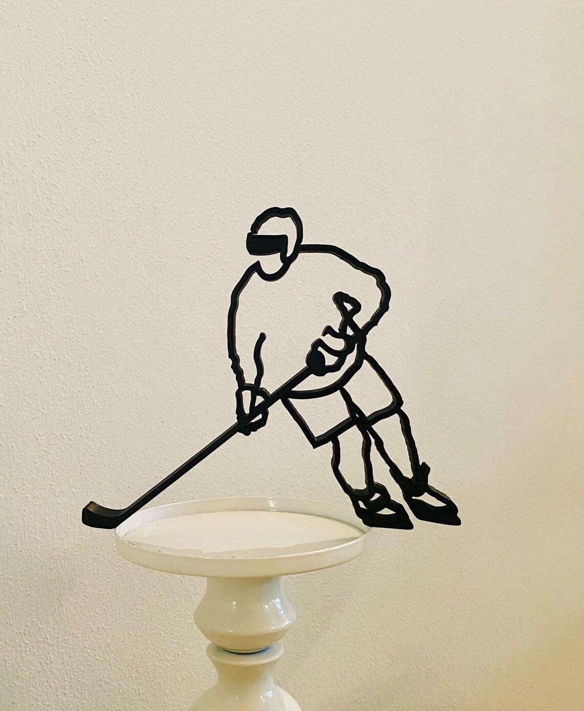 Ice Hockey Player Statue Figure: Minimalist Art Bookshelf Sculpture, Tabletop Decor, Ideal Christmas Gift and Windowsill Statue