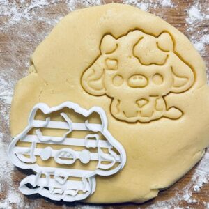 Black Cow Cookie Cutter Farm Animal Biscuit Cutter Cookie Stamp for Barnyard Party Baking Milk Countryside Theme Pastry Fondant Dough Kids Birthday Cookies Tool