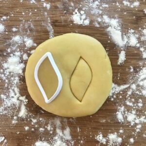 Black Leaf Cookie Cutter for Polymer Clay Fondant Icing Ornament Jewelry and Earring Craft DIY Geometric and Basic Shape Mini Cookies Baking Projects