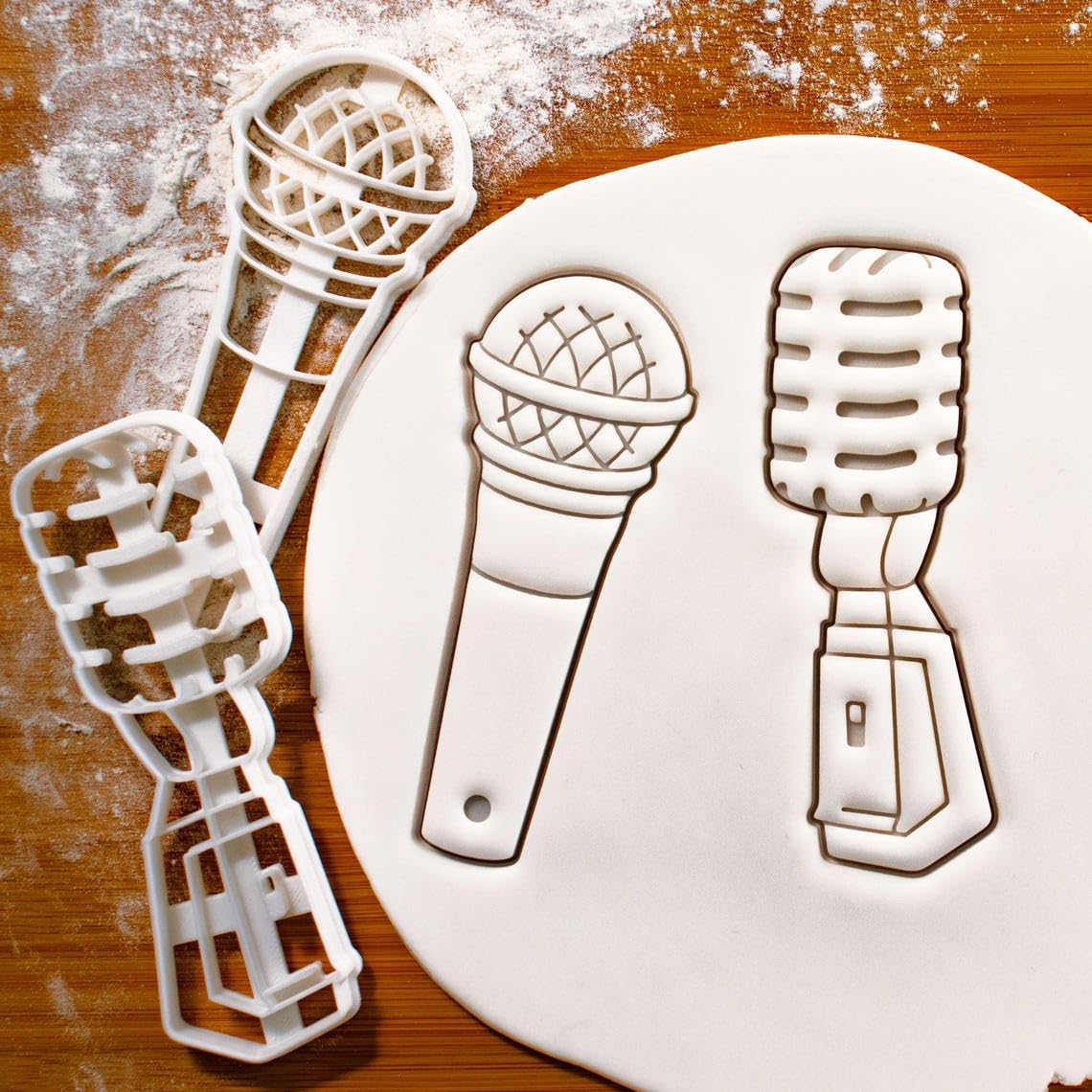 Retro Style Microphone for music enthusiasts, performers, and event planners, this cutter adds an authentic and stylish touch to dessert tables and party favors that celebrate - Image 3