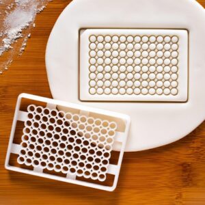 laboratory 6 well plate cookie cutter design 3 for baking science and microbiology themed cookies featuring petri dish, cell culture, microbiologist treats, laboratory research (ONLY DESIGN 3)