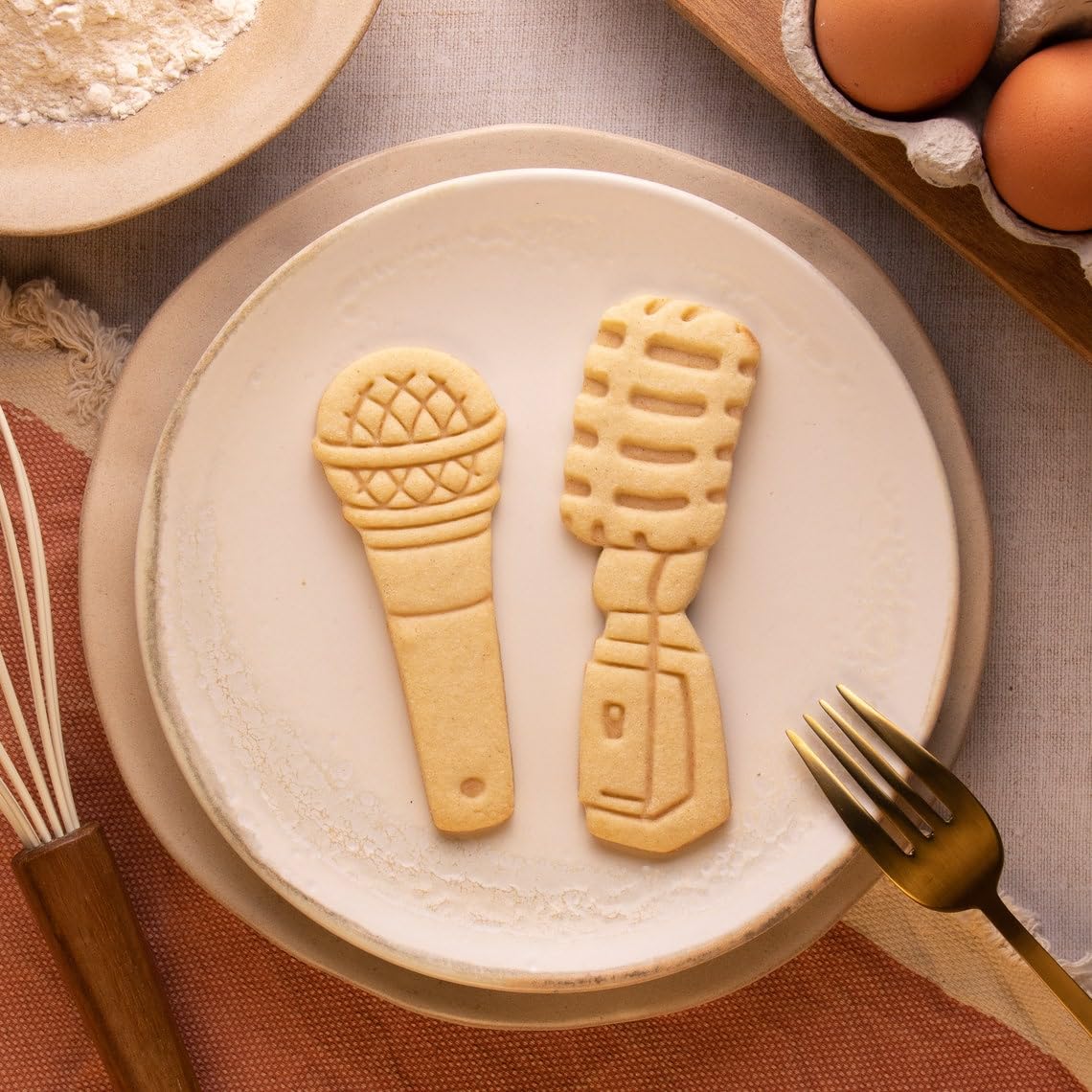 Retro Style Microphone for music enthusiasts, performers, and event planners, this cutter adds an authentic and stylish touch to dessert tables and party favors that celebrate - Image 4