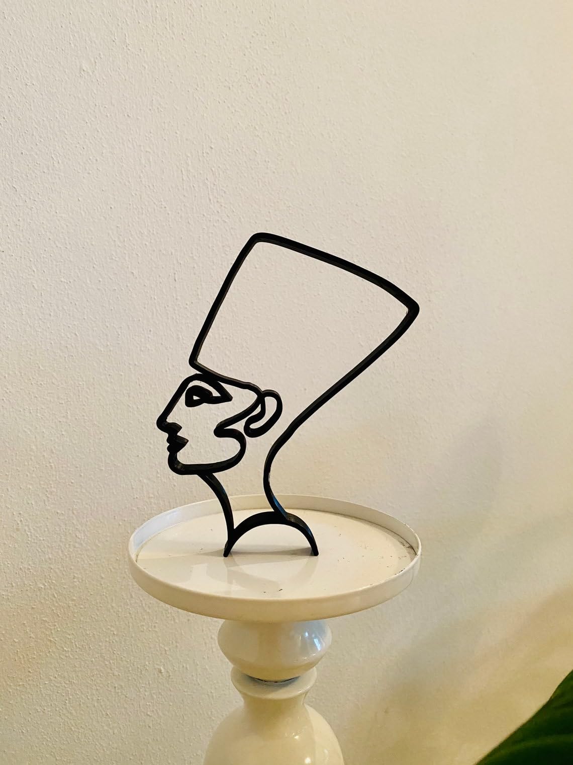 Minimalist Statue Sculpture of Nefertiti � Egyptian Queen, Ideal Gift for Home Decor, Shelf Display, Tabletop Figure