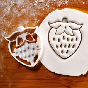 Strawberry Cookie Cutter Cookie Biscuit Clay Fondant Mold for Summer Picnic Baking Romantic Bridal Shower Dessert Decoration Fruit Theme Kitchen Tool for Sweet Treat Making