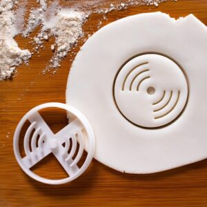 Vinyl Disc Cookie Cutter Cookie India Record Player Biscuit Cutter Turntable Music Themed Fondant Clay Cutter Retro Audio Design Baking Tool for Party Favors and Creative Treats (ONLY DISC)