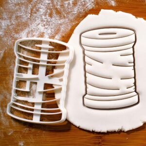 Spool of Thread Cookie Cutter for Sewing and Craft Lovers Biscuit Fondant Clay Cutter Sewing Party Themed Baking Tool Perfect Handmade Gifts Creative Crafts Sewing Celebrations (ONLY THREAD )