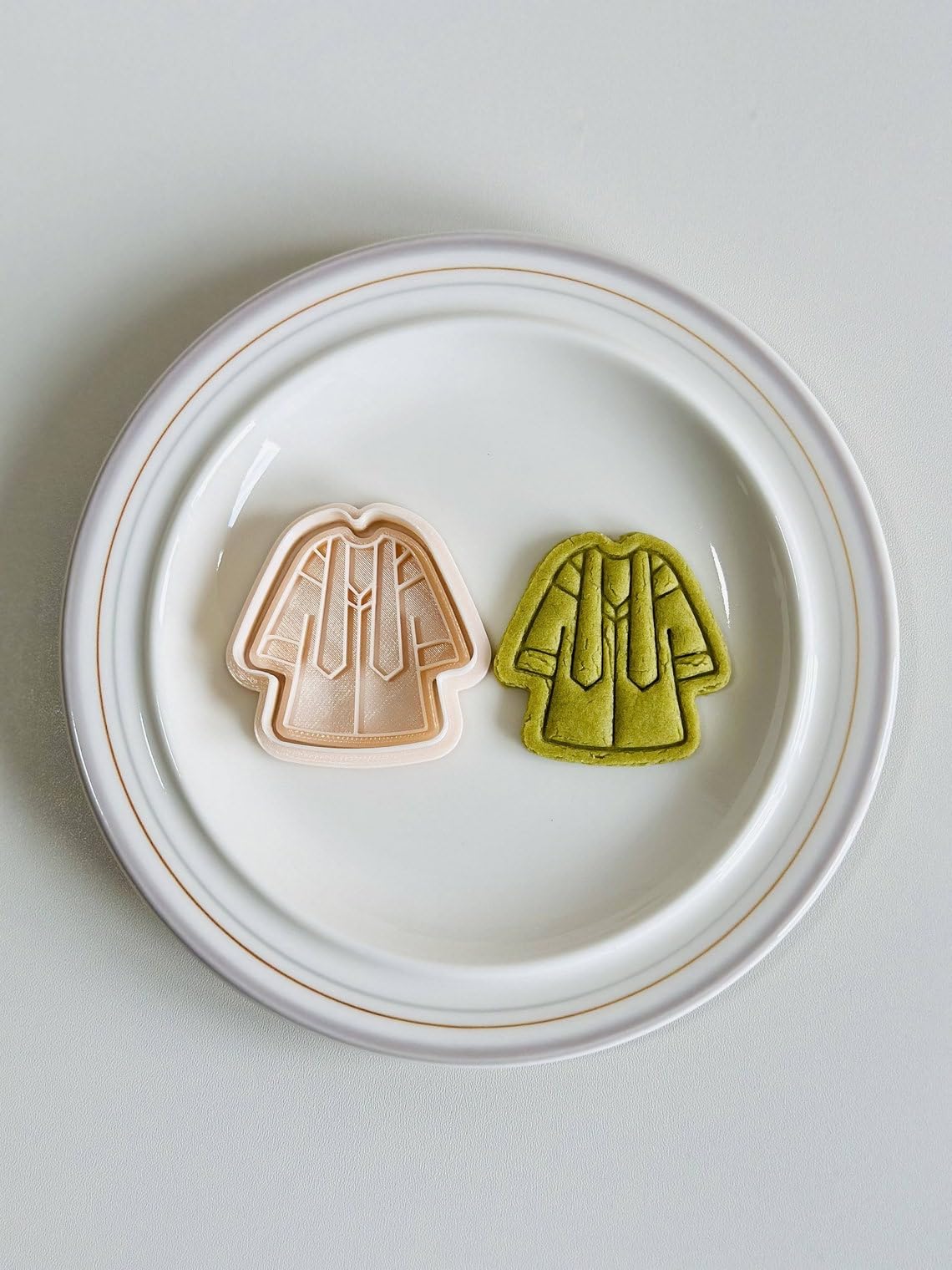 Black Graduation Gown Cookie Cutter Grad Robe Cookie Cutter Stamp Set COOKIE School Theme Baking Tool Fondant Mold for Cookies Cake Decorating Graduation Party Home Use India - Image 6