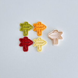 Black Camp Sign Cookie Cutter Sweet Wooden Sign Shape Biscuit Cutter Stamp Set Camping Theme Baking Cookies Fondant Clay Craft Tool for Homemade Gifts and Party Desserts