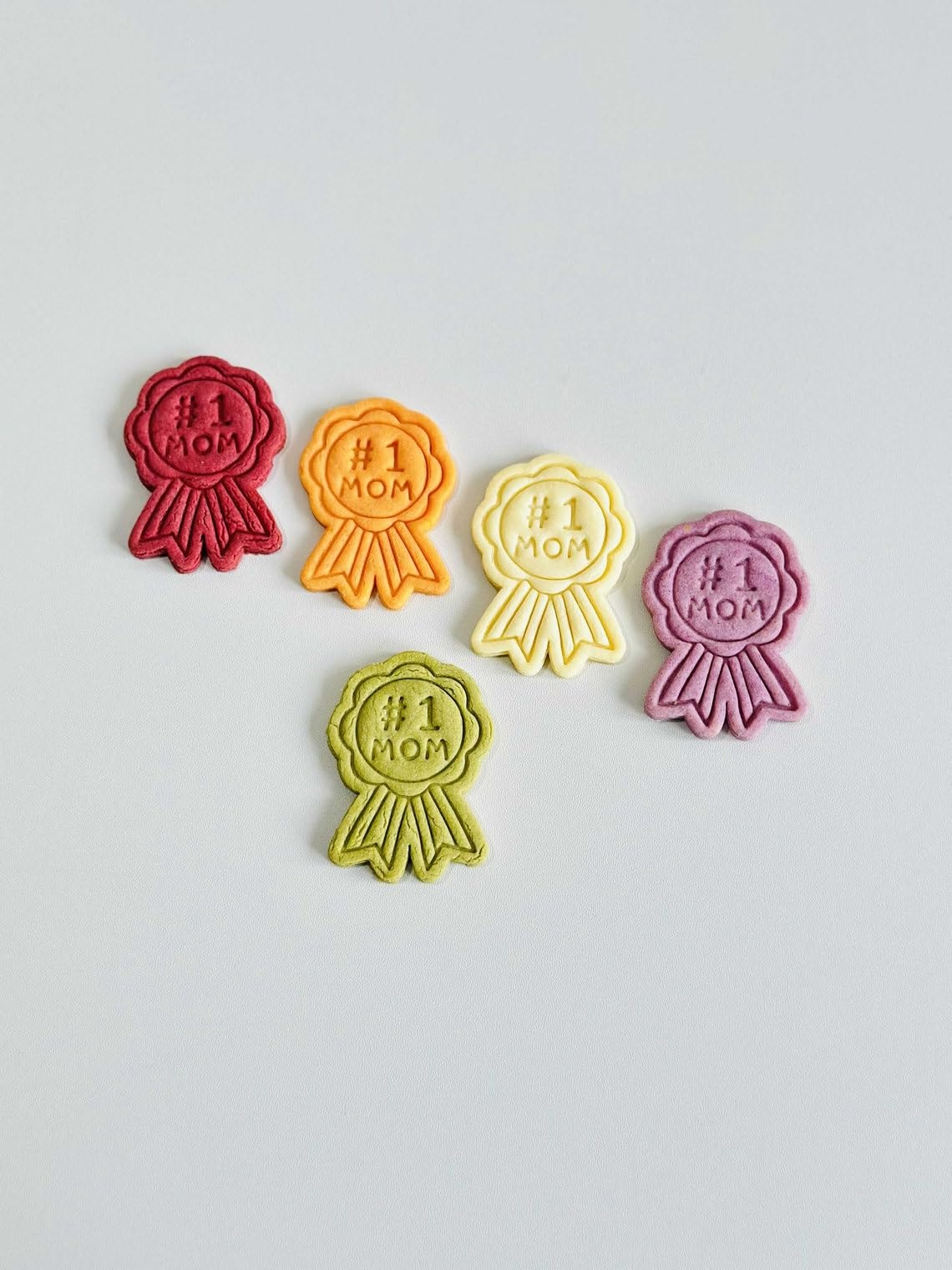 Black Award Ribbon Cookie Cutter No1 Mom Shape Biscuit Cutter Stamp Set Floral Medal Design for Mothers Day Baking Cookies Fondant Clay Craft Tool Homemade Gifts - Image 2