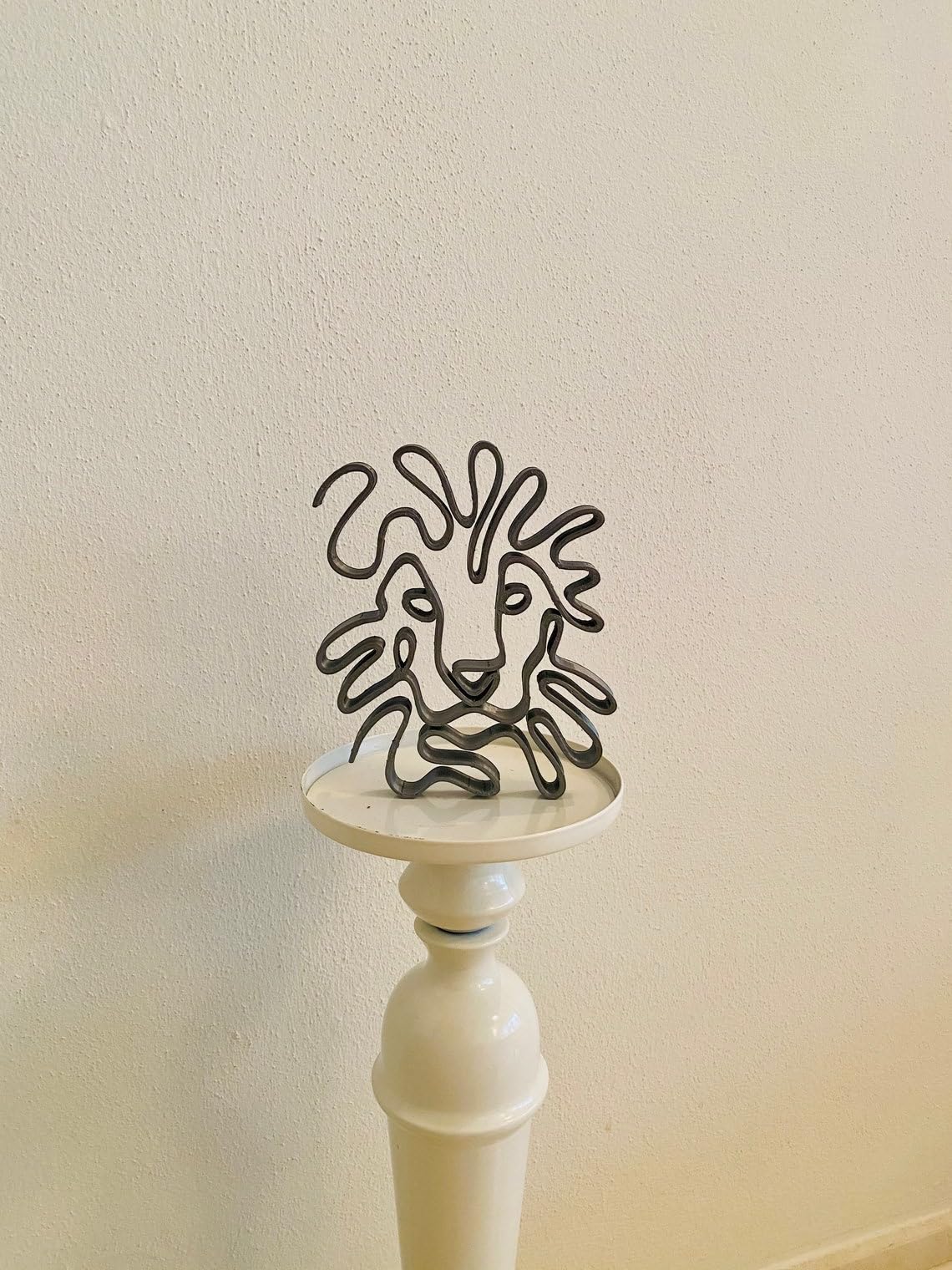 Minimalist Lion Statue: Tabletop Gift Inspired by the Majesty of African Wildlife - Image 6