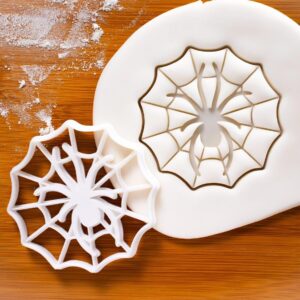 Spider in Web Cookie Cutter Halloween Spooky Spiderweb Biscuit Fondant Clay Cutter Creepy Crawlers Themed Cookies Haunted House Party Trick or Treat Baking Cobweb Shape Snacks (ONLY SPIDER)