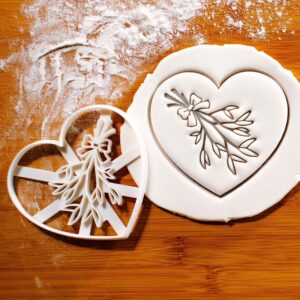 Christmas Mistletoe Cookie Cutter for Holiday Baking Winter Festive Party Biscuit Mold Xmas Celebration Treats Seasonal Cookie Gifts Snow Theme Dessert Family Craft Activities (ONLY MISTLETOE)