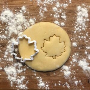 Black Maple Leaf Cookie Cutter for Canada Party Favors Polymer Clay Fondant Cutter Jewelry and Earring Craft Ornament Geometric Shape DIY Baking Treats